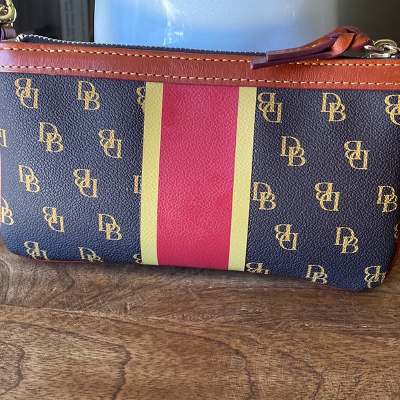 Dooney & Bourke brown tmoro - Picture 2 of 2